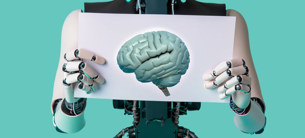 Robot håller upp en lapp med bild på en hjärna