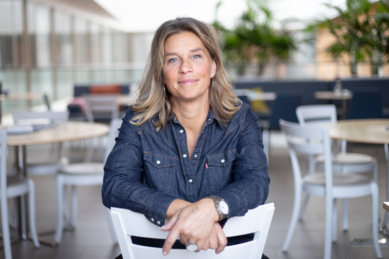 Kvinna sitter på en bakvänd stol.