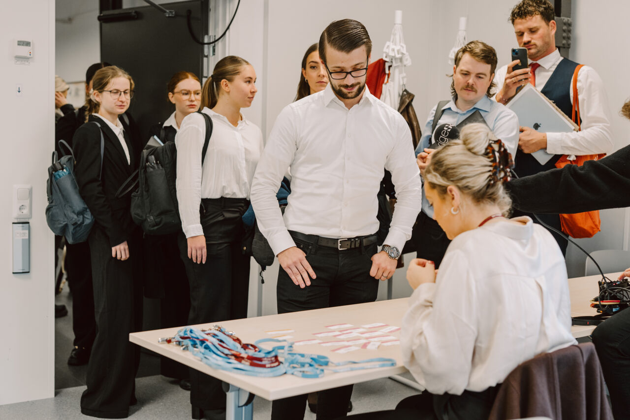 Studenter anmäler sig för FN-rollspel