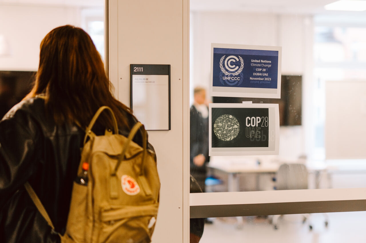 FN-skyltar vid ingången till en föreläsningssal