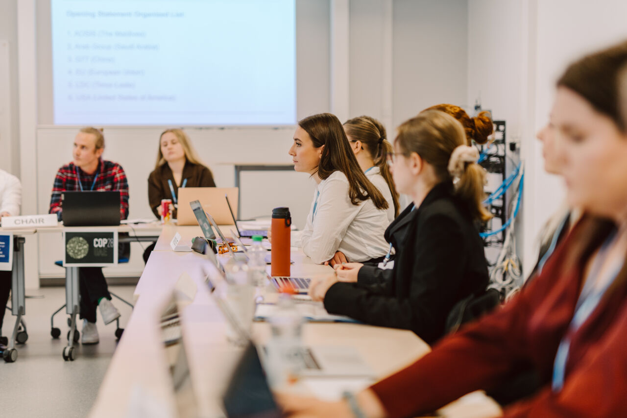 Studenter sitter på rad under ett rollspelsmoment