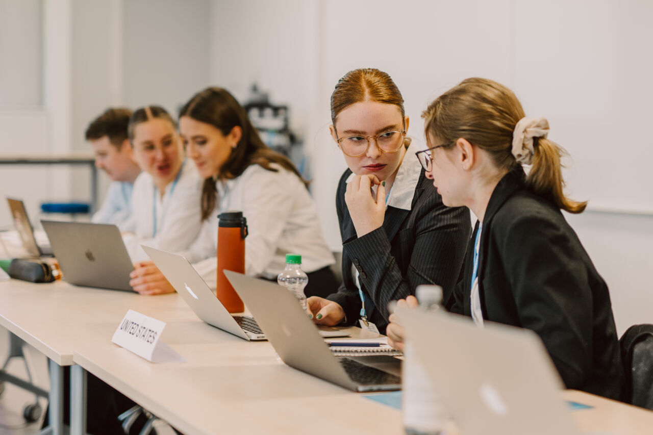 Två studenter diskuterar under ett rollspelsmoment