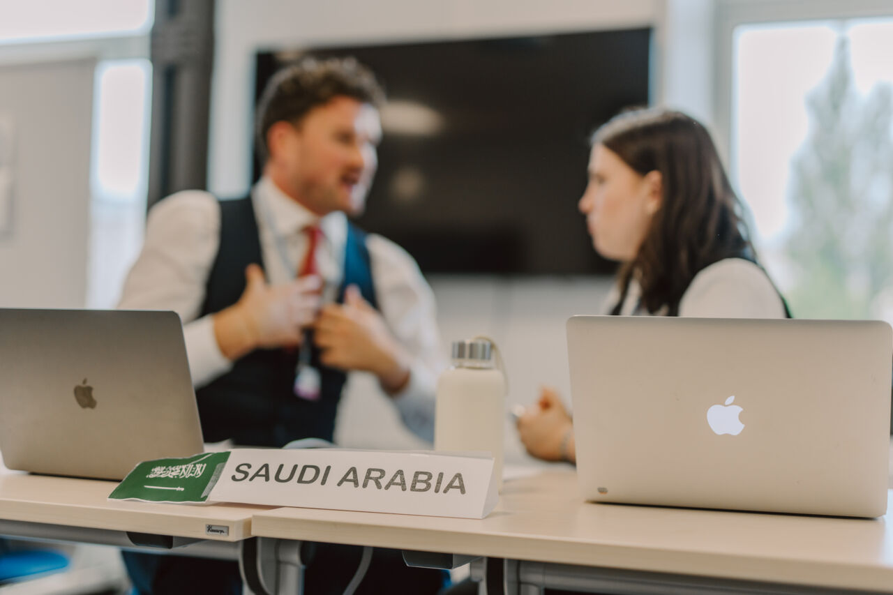 En skylt i förgrunden med texten 