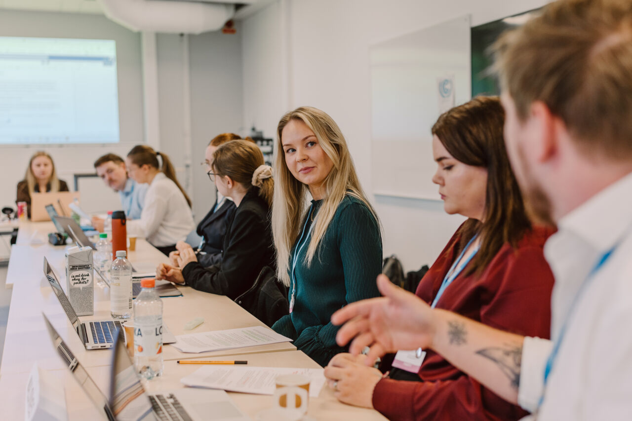 Två studenter i diskussion under ett rollspel