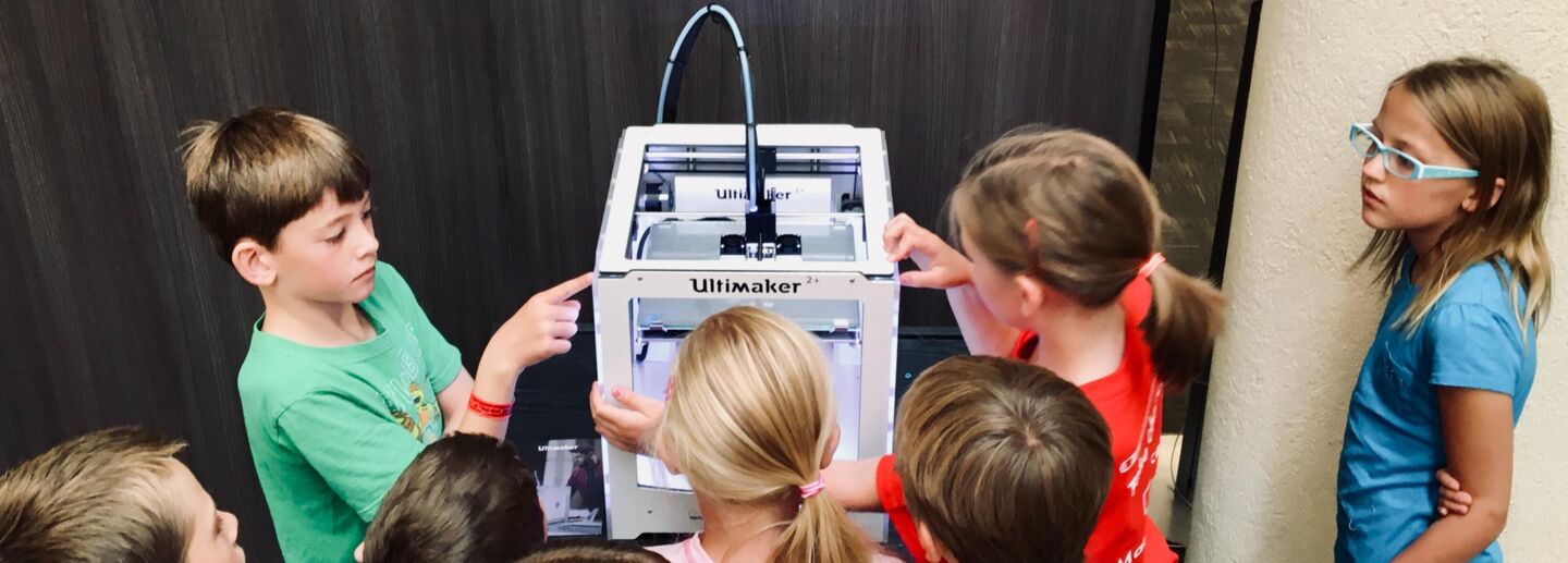 Elever vid 3D-skrivare