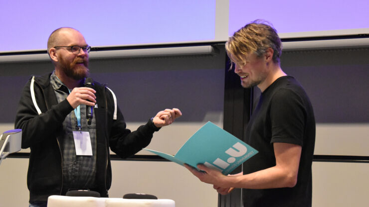 Andreas Larsson, föreståndare på NATDID, delar ut pris till Martin Jakobsen.