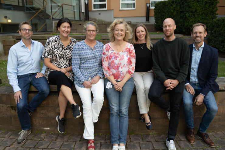 A research group sits on a bench at Campus US in Linköping.