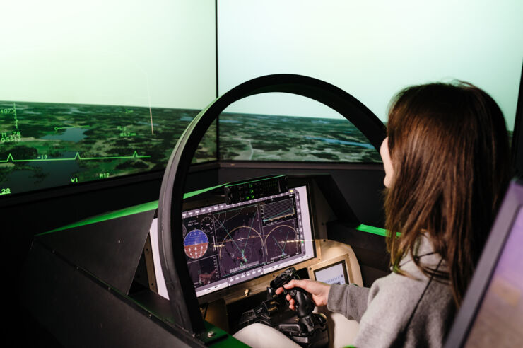 En person sitter i en simulator.