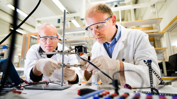 Edwin Jager, IFM, med sin medsökande Nils-Krister Persson på Textilhögskolan i Borås 