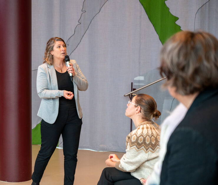 A women presenting her research.