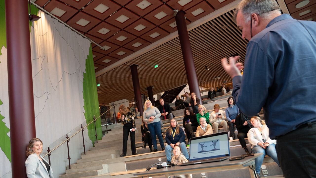 Öppen föreläsning om AI på en bibliotek.