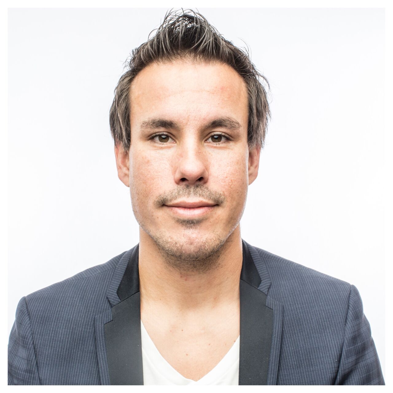 Episodeguest Andreas Fejes is smiles at the camera.