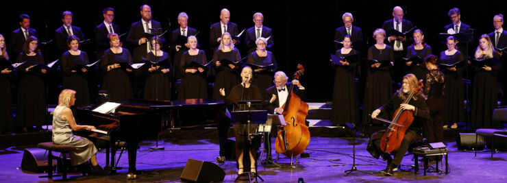 Orkester på scen vid den akademiska festkonserten.