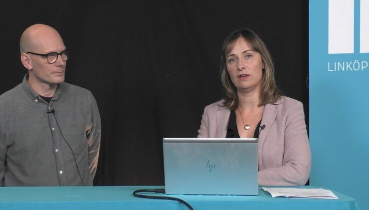 Henrik Lindqvist och Alma Jahic Pettersson står i en videostudio med svart bakgrund och föreläser.