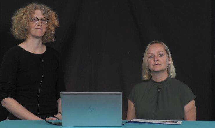Åsa Elwér och Madelene Asp står i en videostudio med svart bakgrund och föreläser.