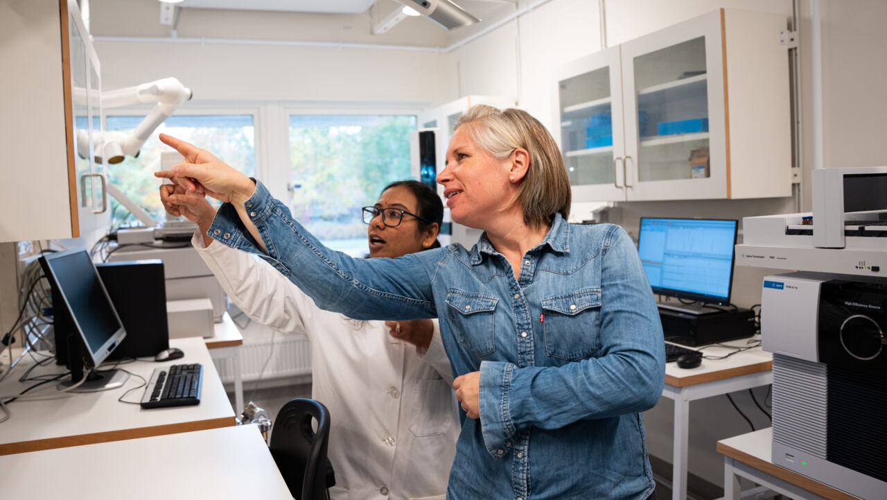 Two women in the laboratory.
