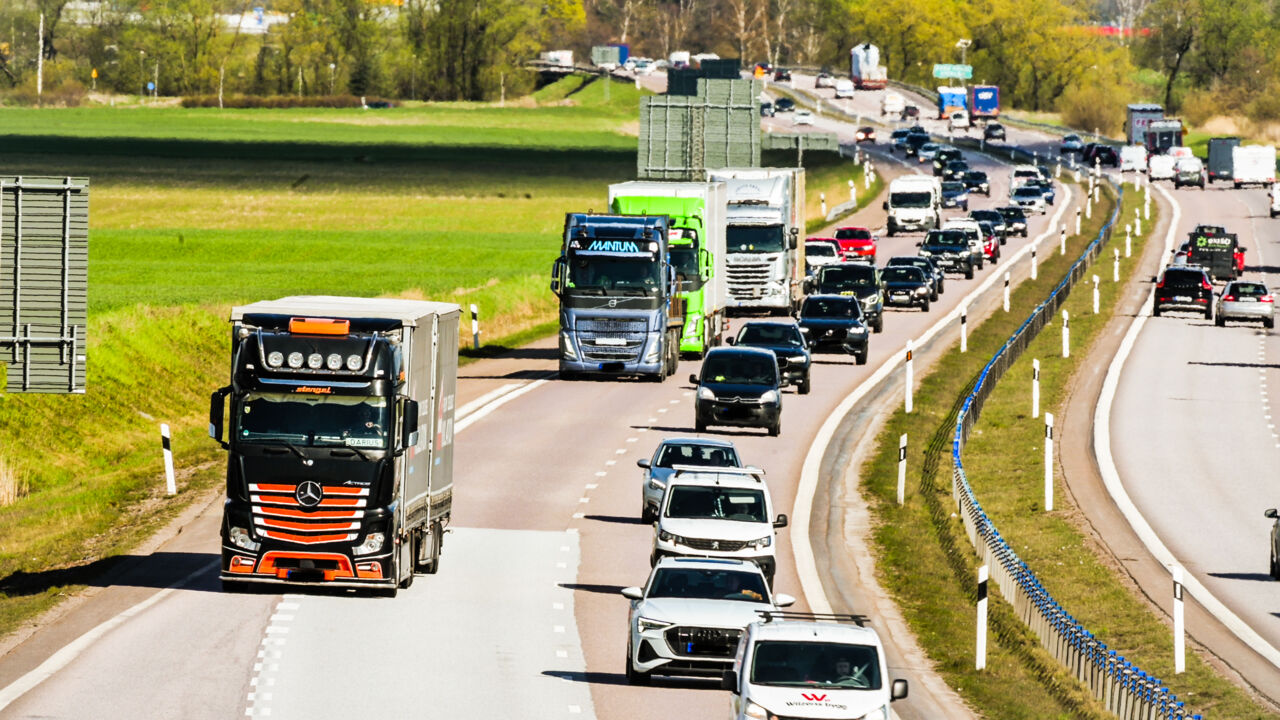 Bilar och lastbilar på motorväg.
