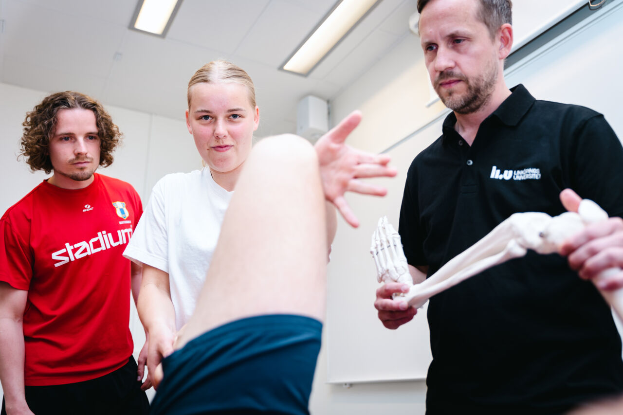 Fysioterapeutstudenter övar ledundersökning tillsammans med lärare