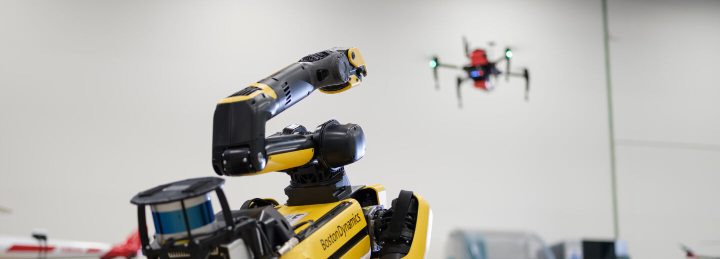 Robothund Spot och drönare i luften