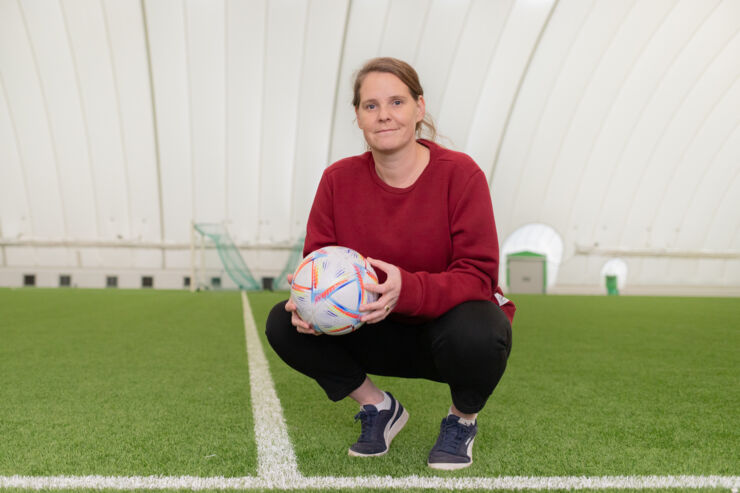 En person med en boll i händerna.