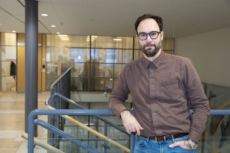 Antonios Pantazis står i korridoren på Campus US.