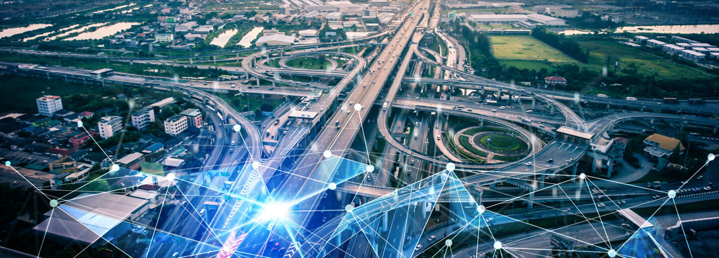 Flygbild av stor motorvägskorsning med på- och avfarter