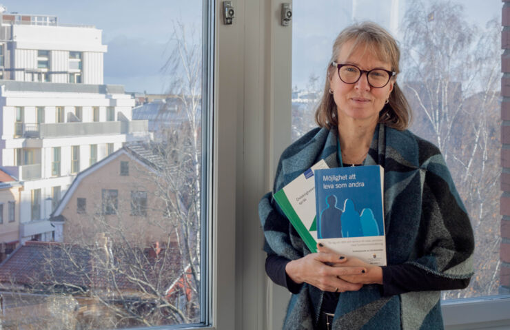 En kvinna som heter Susanne Larsson håller i ett par böcker om LSS.