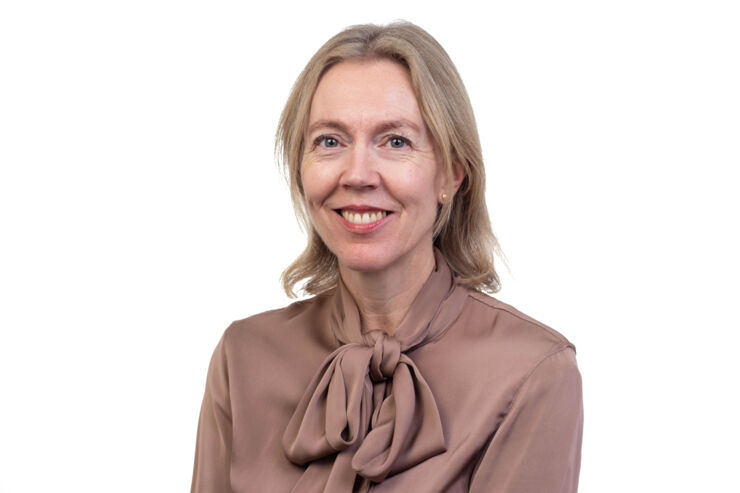 Porträttbild av blond kvinna.