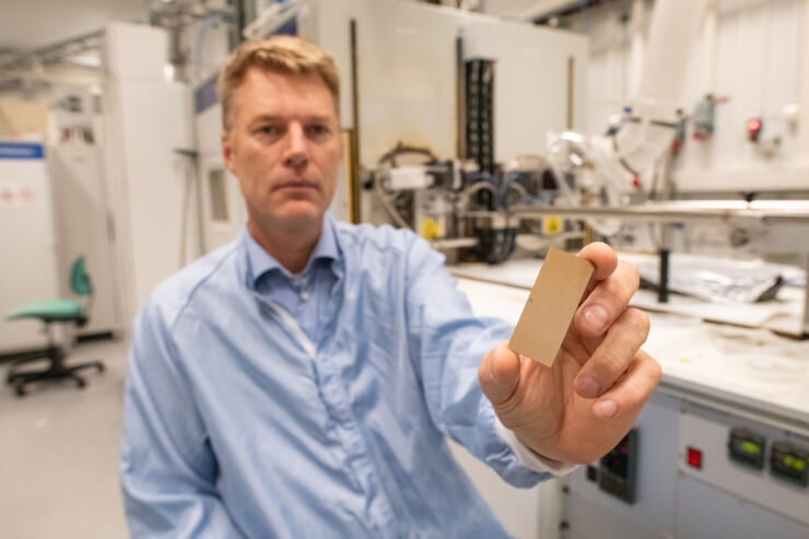 Man holds golden plate (Urban Forsberg).