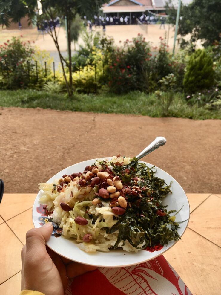 Student äter lunch på Kenswed Academy