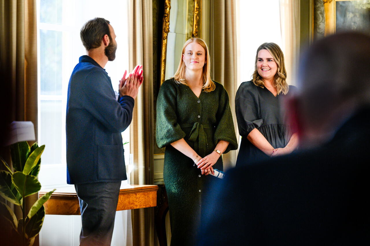 Jörgen Jonsson från Norrköpings kommun lyckönskar Jenny Pettersson Thomén och Maja Skillemar