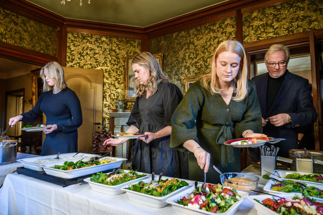 Människor tar mat från en buffé