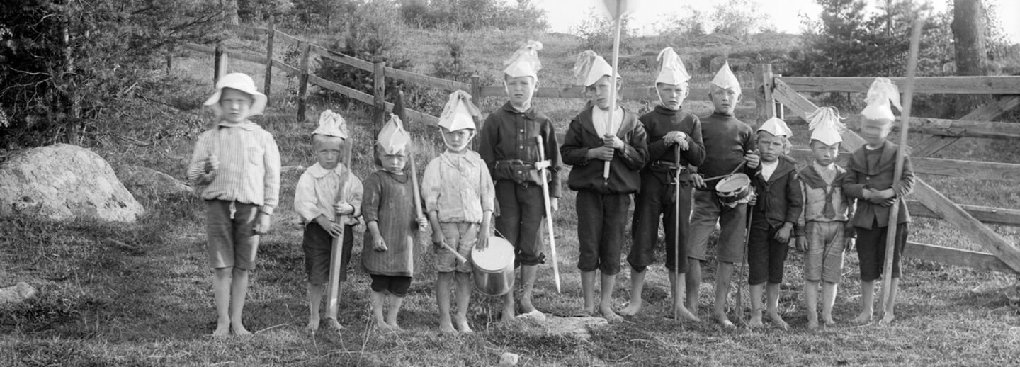 Old photo in black and white at a group of people.