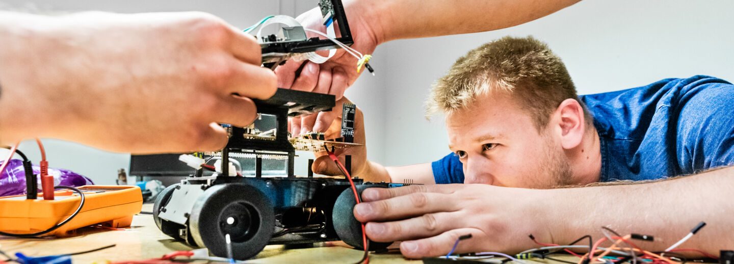 Elektronik- och systemdesign, laboration i robottillverkning.