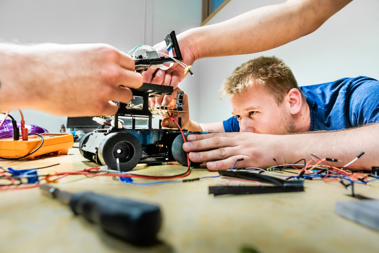 Elektronikdesign, laboration i robottillverkning