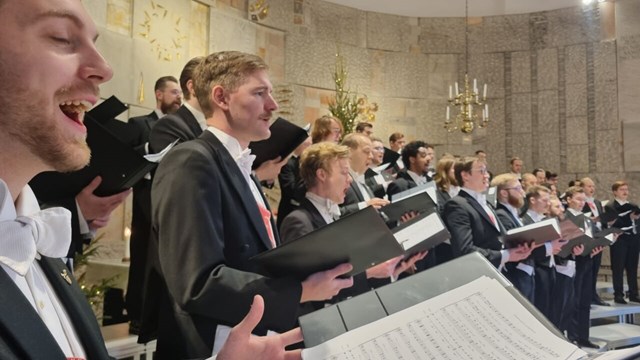 Linköpings studentsångare sjunger i kyrka