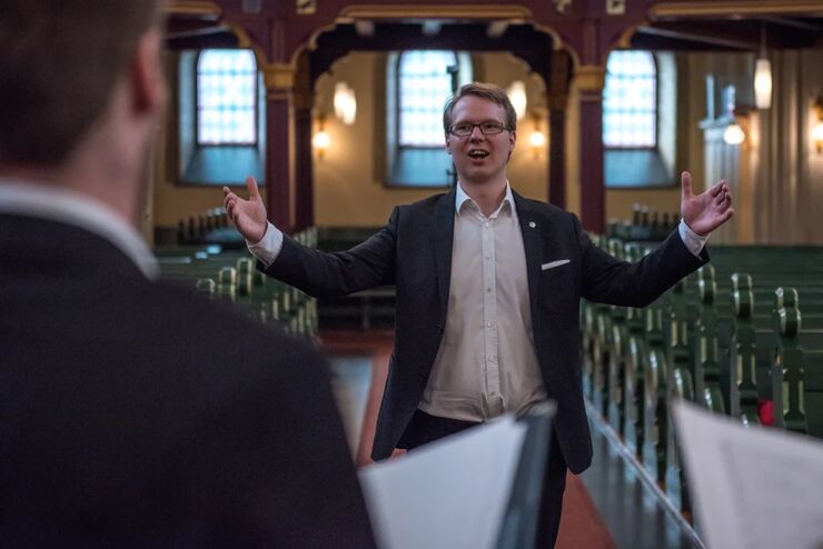 Jakob Gurbbström dirigerar i kyrka