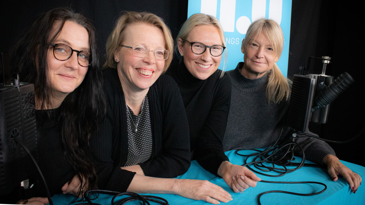 Foto på fyra kvinnliga forskare forskare i en poddstudio.