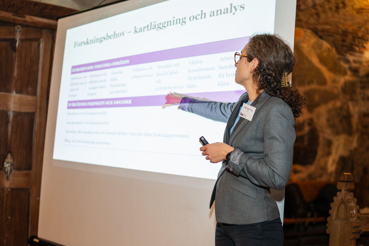Nadja Fagrell Trygg pekar på sin presentation