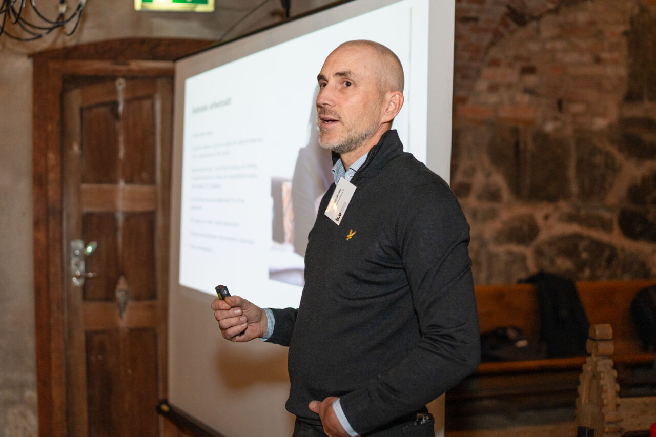 Tobias Ekenlie håller en presentation