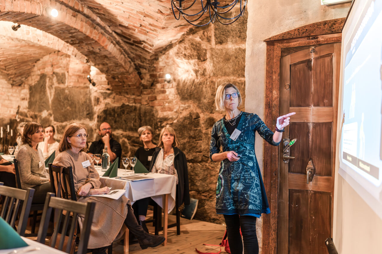 Anna Spångeus pekar på sin presentation framför en publik