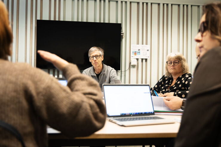 Engagerade kursdeltagare i klassrumsmiljö.