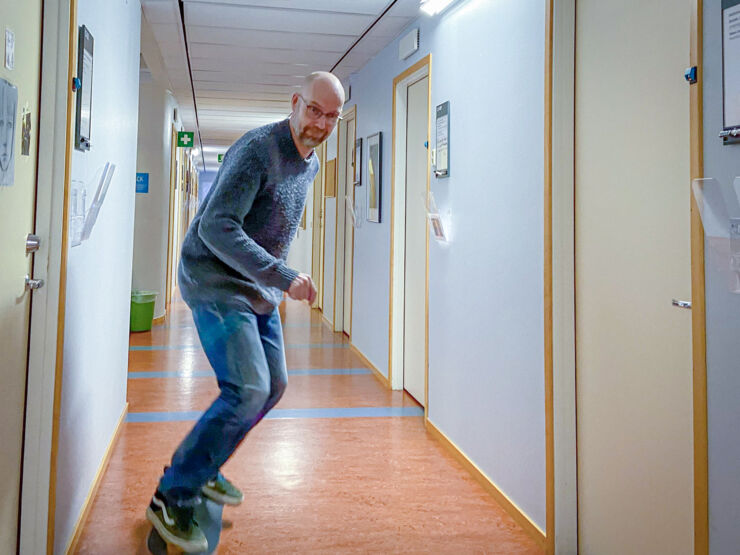 Man åker skateboard i korridor.