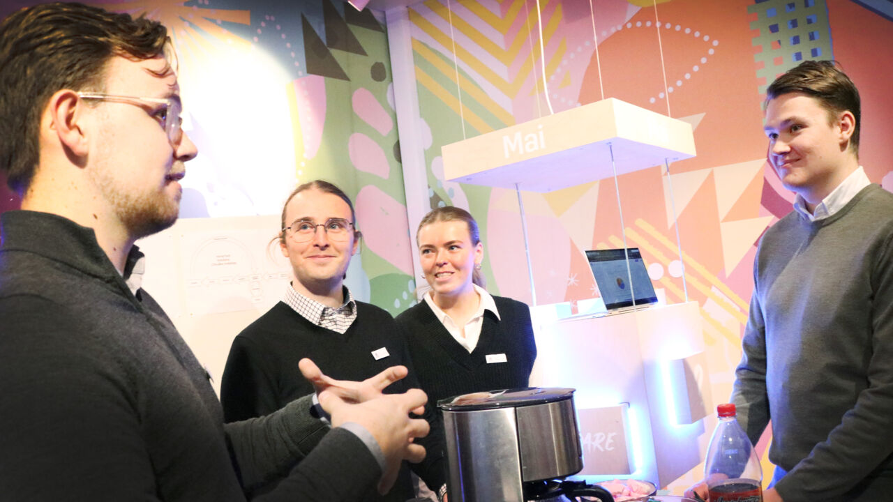 Studenter som diskuterar och argumenterar.