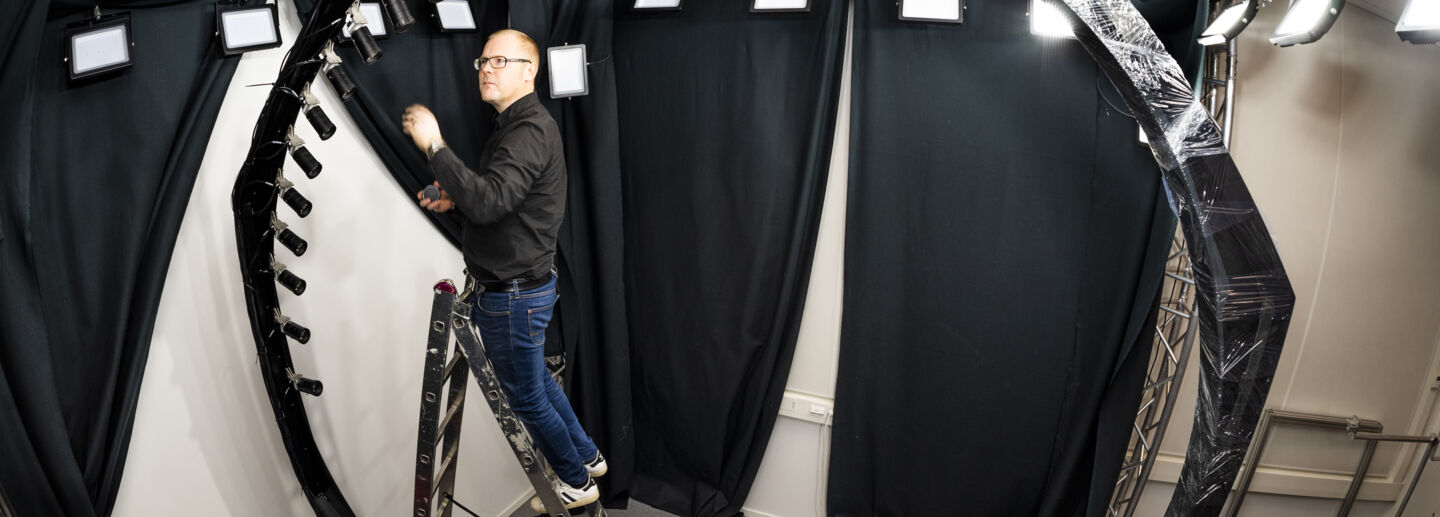 Man på stege bredvid cirkulär rigg