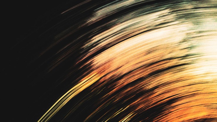 En abstrakt bild av en cirkulär strimma av ljus.
