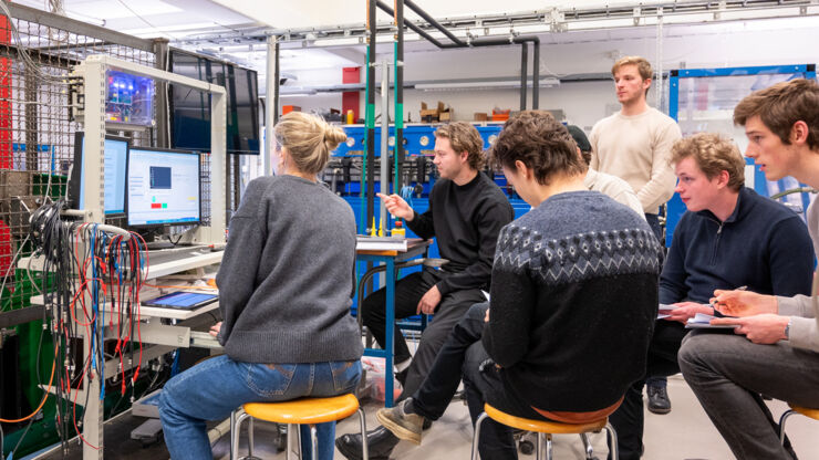 Grupp med studenter i labb tittandes på datorskärm