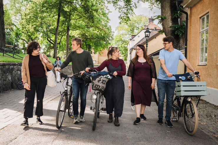 Studenter kommer gående.