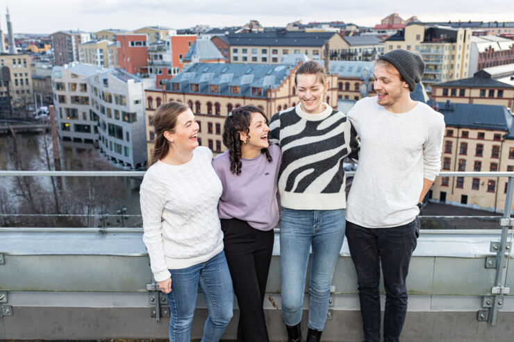 Fyra studenter står utomhus.