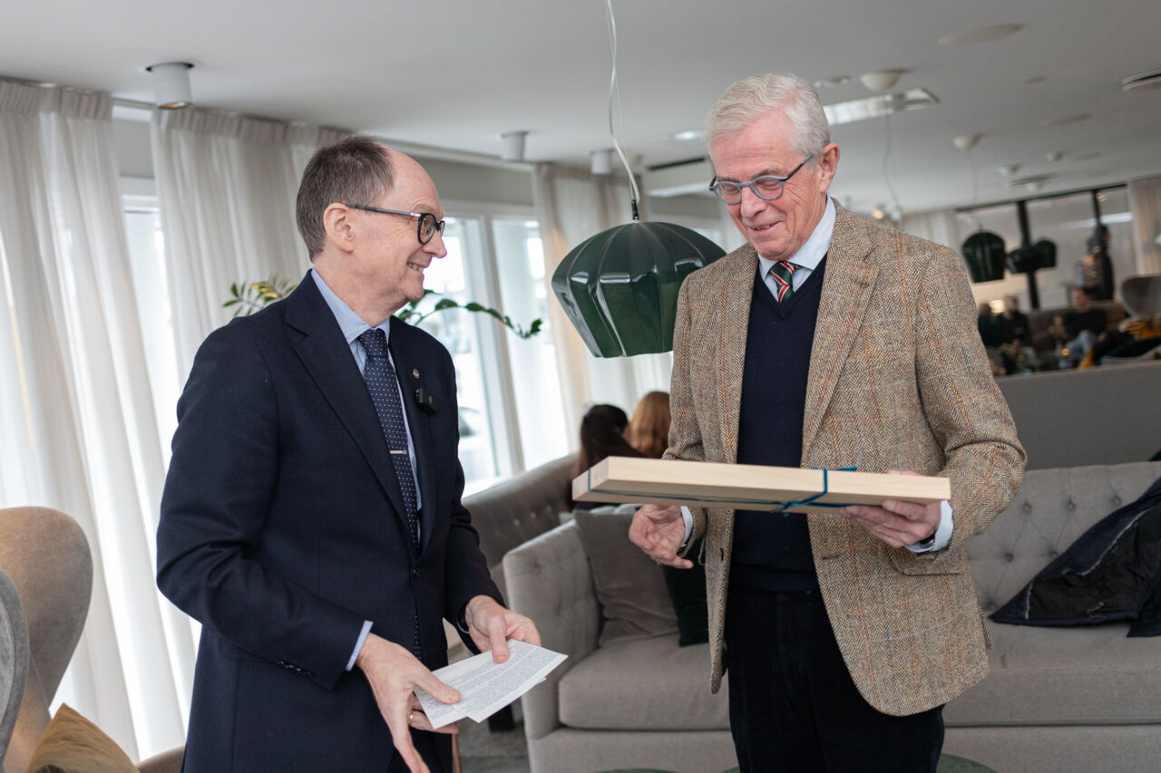 Två män, en av dem håller i en bricka